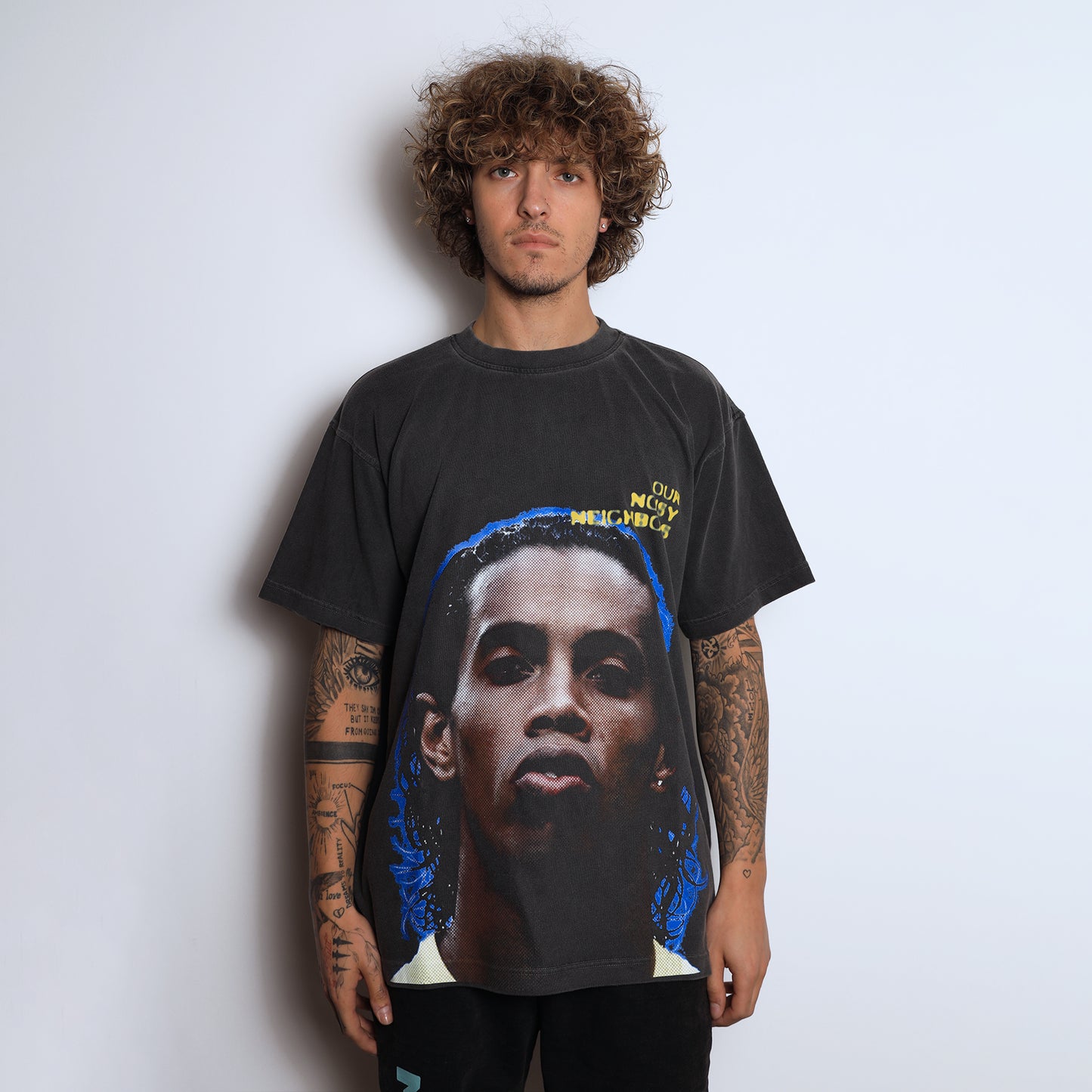 CAMISETA CON CAJA DINHO