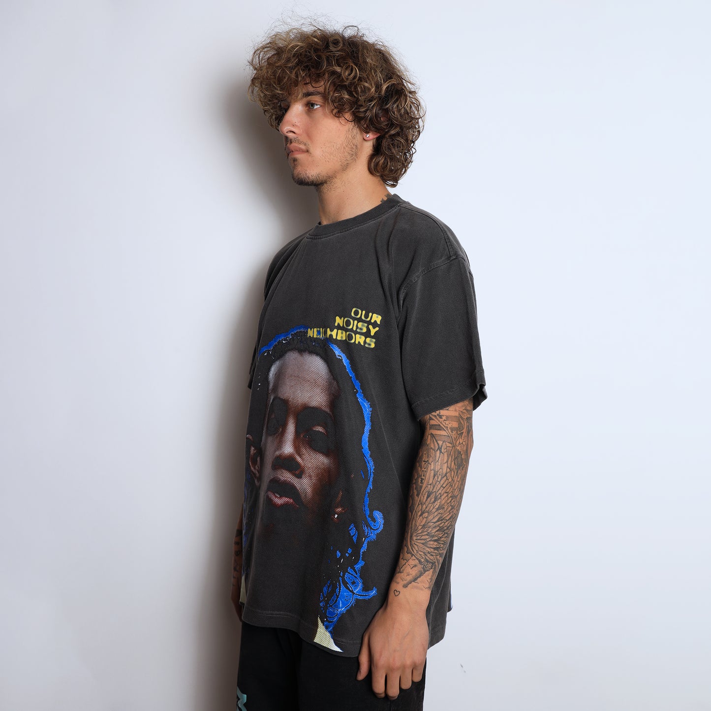 CAMISETA CON CAJA DINHO
