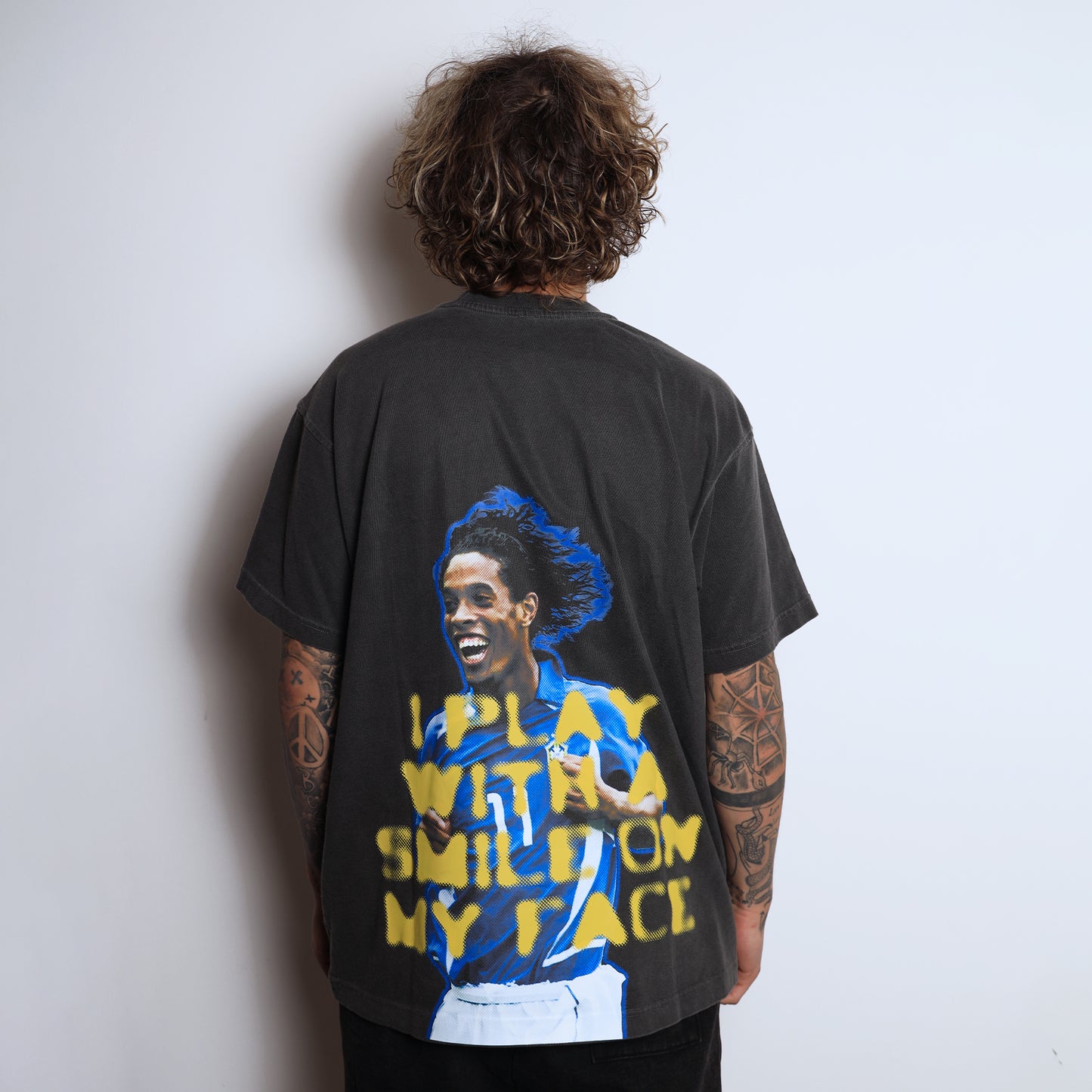 CAMISETA CON CAJA DINHO