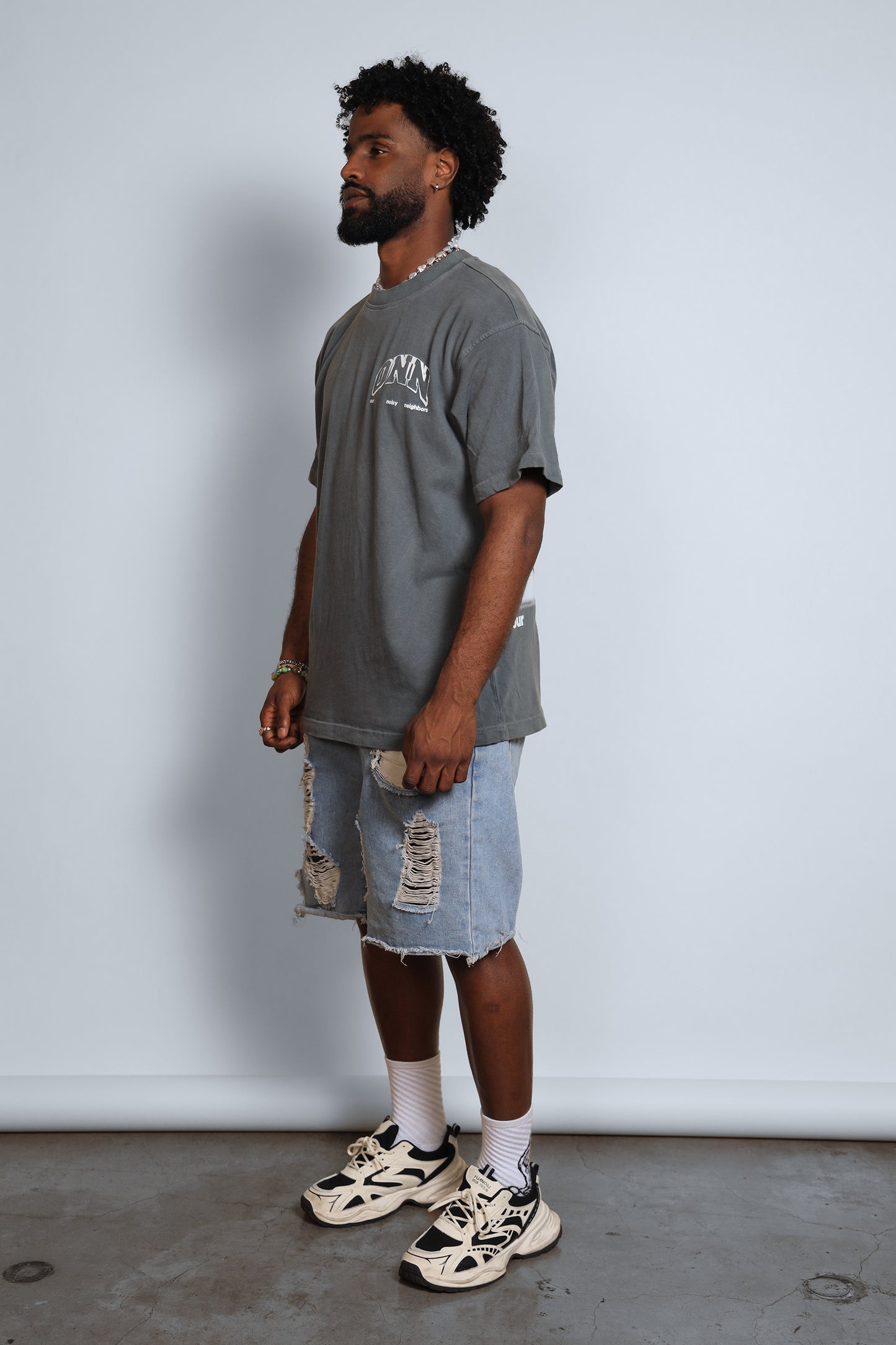 CAMISETA GRIS CON CAJA DE TARJETA ROJA