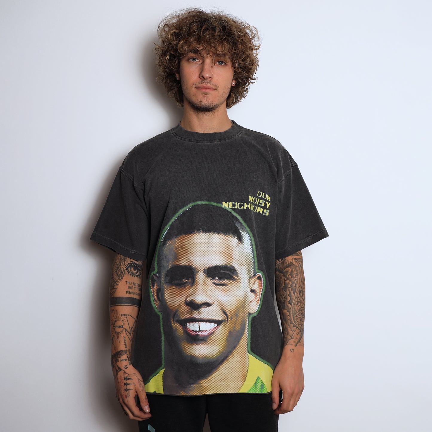 CAMISETA CON CAJA R9