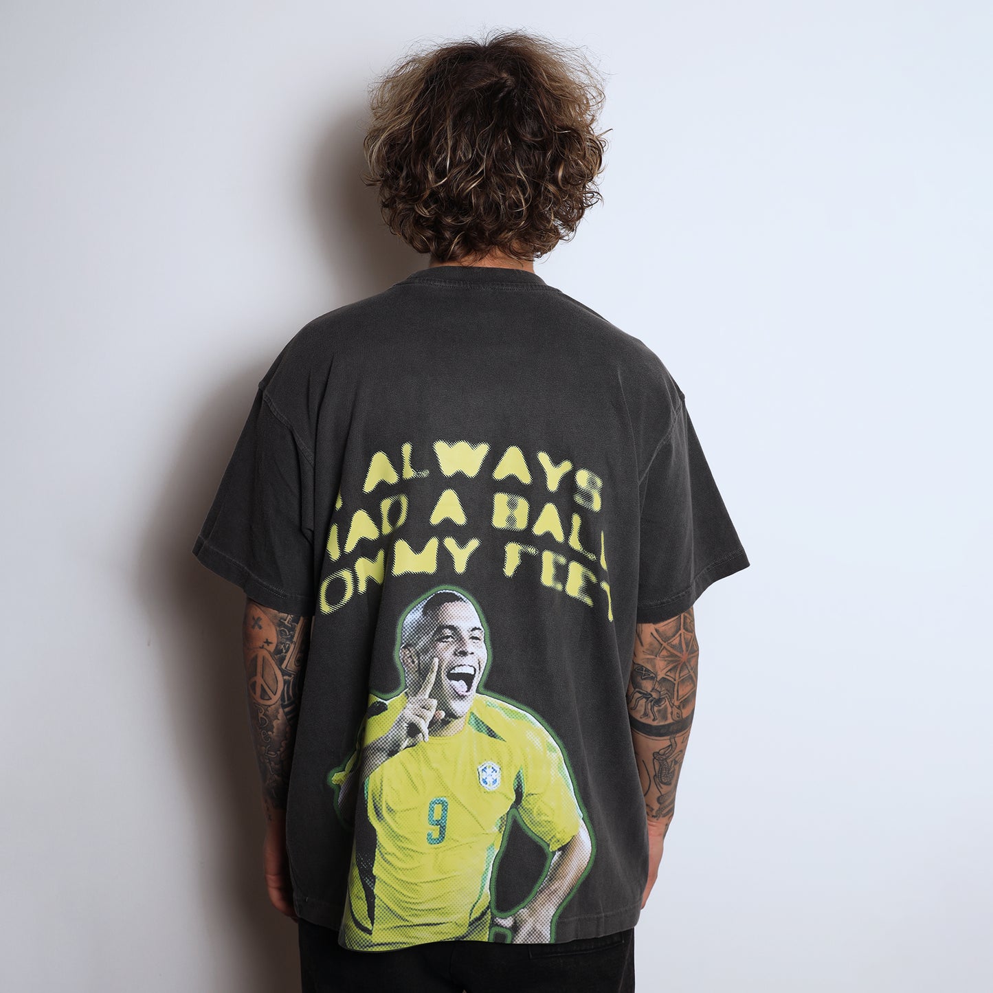CAMISETA CON CAJA R9